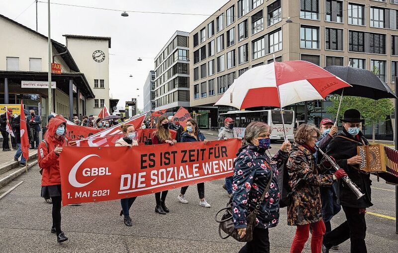 Start mit musikalischer Unterstützung vom Bahnhofsplatz.Fotos: M. Herrmann
