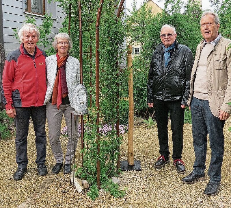 Die beiden Organisatoren Hans Buser (l) und Marianne Knecht zusammen mit den beiden Künstlern Philipp Strub und Peter Kaufmann (r).Fotos: S. Van Riemsdijk
