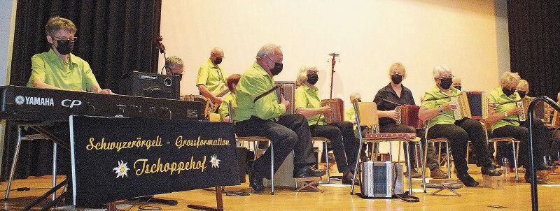 Lotti Oldani begleitet mit dem Klavier, in der Mitte (mit schwarzem Hemd), spielt der musikalische Leiter Simon Dettwiler auf seinem Schwyzerörgeli.Fotos: U. roth
