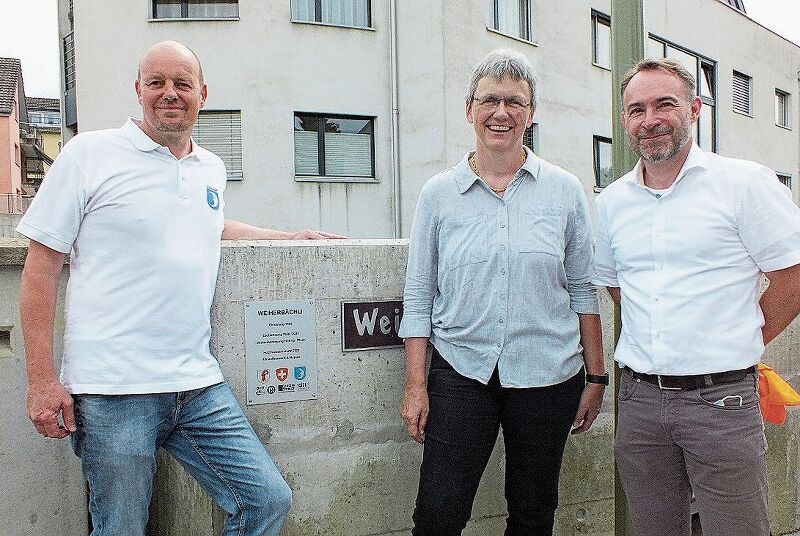 Gemeindepräsident Roger Gradl, Gemeinderätin Doris Capaul und Bauverwalter Urs Flückiger (v.l.) hatten Grund zur Freude. Sie würdigten das «Jahrhundertprojekt» nur lobend.
