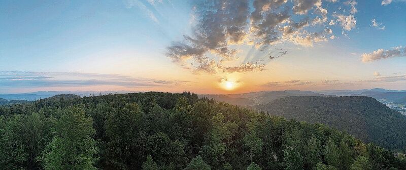 Den Höhepunkt erlebten die Besucher des Wanderkonzerts von Flavian Graber mit dem Song «Kei Hollywood» während dem Sonnenaufgang.Foto: Ursina Früh
