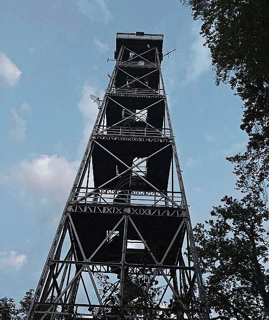 Die Konzertbesucher wanderten auf den Schleifenberg zum Aussichtsturm.