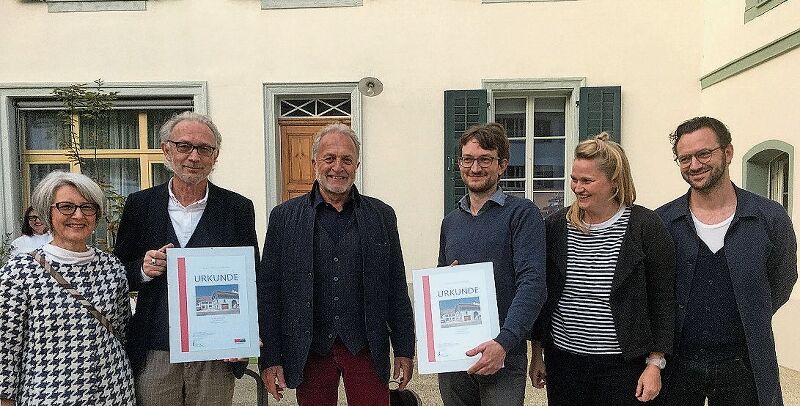 In Lausen freuten sich (v.l.) Marianne und Markus Ruggli-Lanfranconi (Bauherrschaft), Heimatschutz-Präsident Ruedi Riesen und  Lukas Ruggli Andrea Schenk und Sébastien Richard von den LUX Architekten.Fotos: W. Wenger