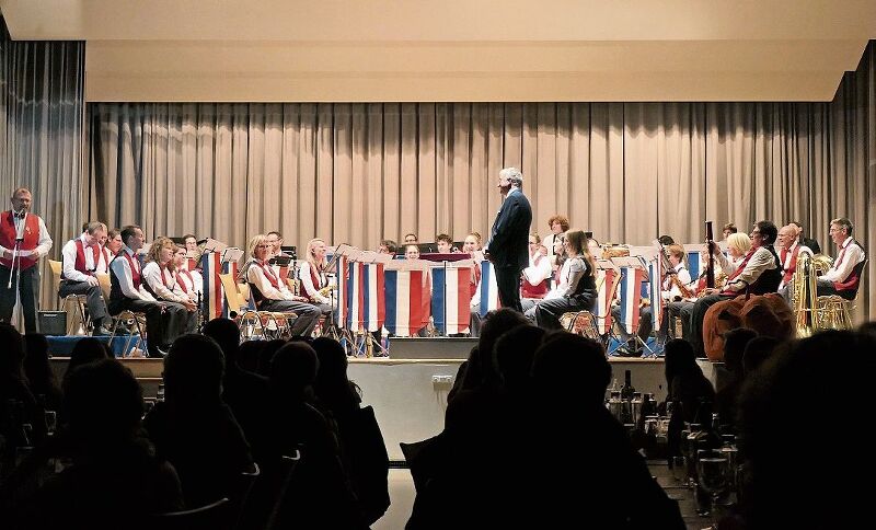 Musikvereinspräsident Christoph Goldiger (li. aussen) dankt dem Dirigenten Heinz Schoenenberger und den Musikantinnen und Musikanten für das Durchhalten in der Coronazeit und das gut gelungene Konzert.Fotos: u. Handschin
