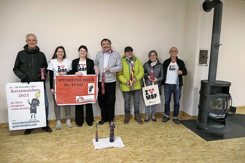 Über die Übergabe der Spende von 11111 Franken freuten sich die Spender Kari und Marianne Meiller, Ernst Rüeggsegger, Janusz Grzybeck, Urs Grieder (v.r.) und die Empfängerinnen von Medecines sans Frontières Nathalia Dunn und Jeanne Send (mit Spendencheck).
