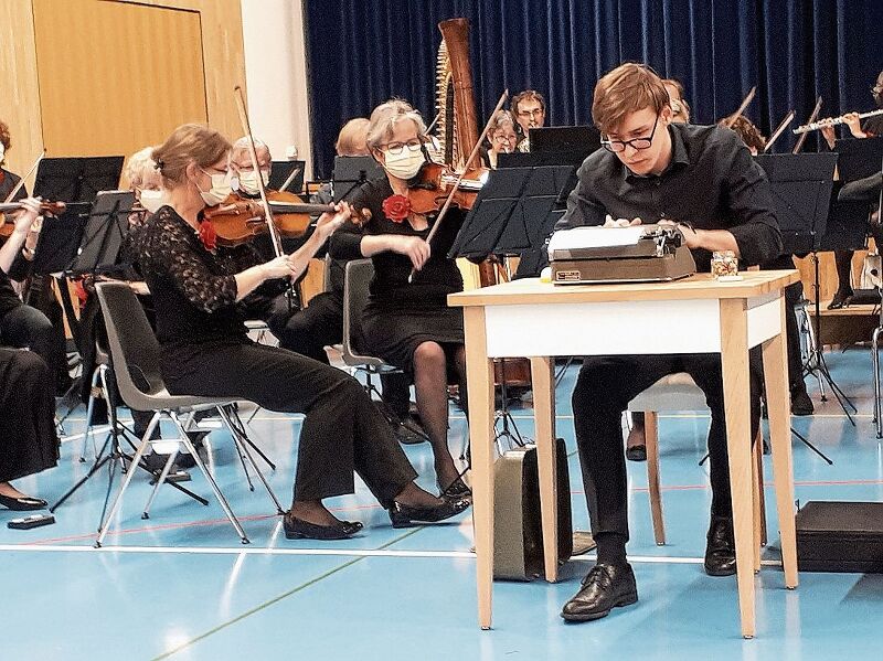 Der Schlagzeuger Tobias Gröflin an seinem Spezialinstrument, der Schreibmaschine.