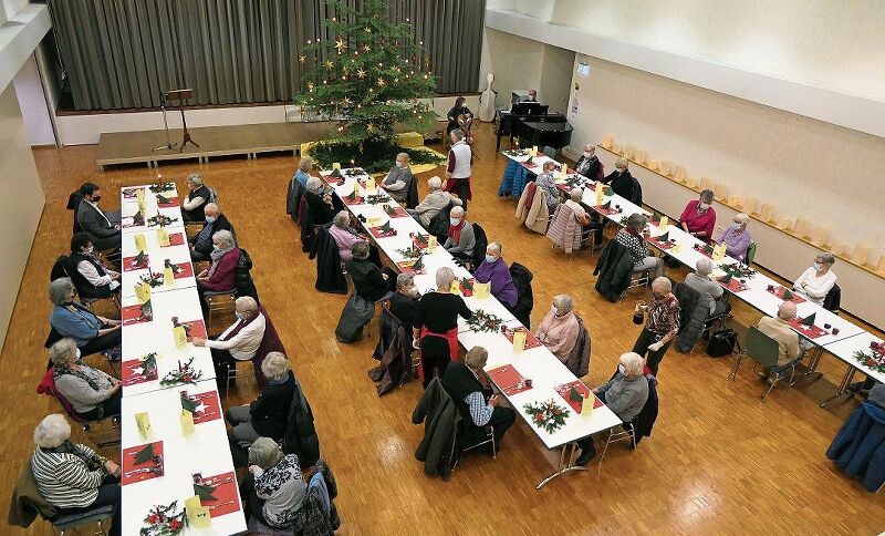 Mit Distanz, Masken und vorheriger Zertifikatskontrolle genossen die Alleinstehenden die Weihnachtsfeier und ein feines Nachtessen.
