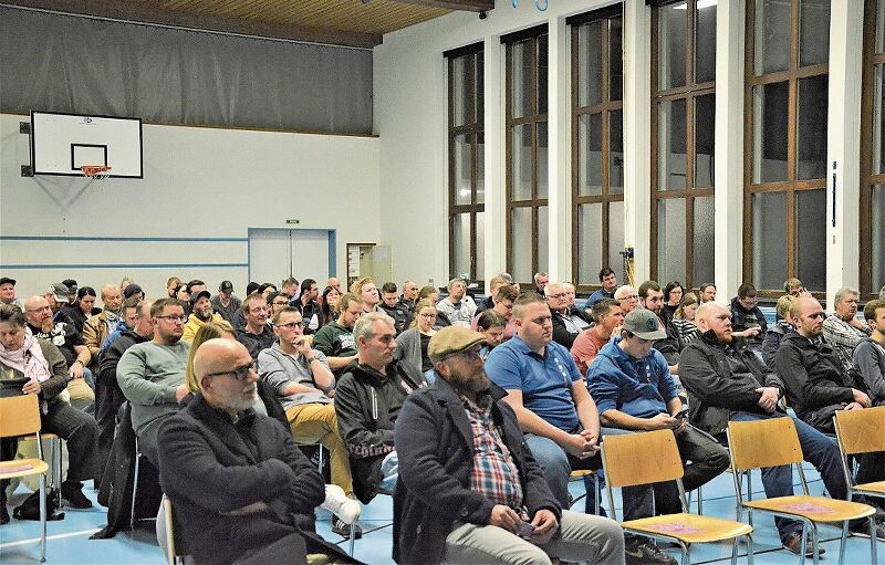 Die Turnhalle war mit den Fasnächtlern fast voll besetzt. Fotos: S. Van riemsdijk