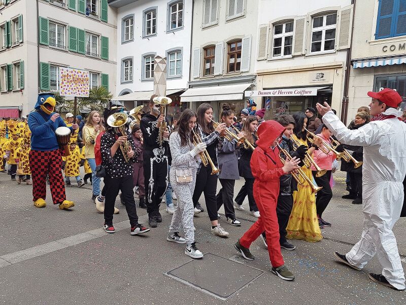 Die Bläserklasse der 6. Klasse vom Fraumattschulhaus mit Musiklehrer Ivan Estermann, weisses Kostüm, spielten gekonnt rassige Stücke.Fotos: U. Roth