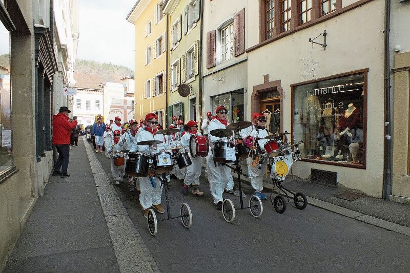 Es geht los, die Düsefäger, Schüler/-innen der Musikschule Liestal, führen den Umzug durch die Amtshausgasse ins Stedtli.