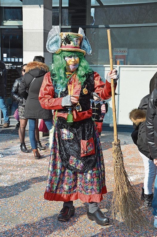 Die Wüehlmuus beschäftigte sich sichtbar ohne grosse Eifer mit Strassenputzen.