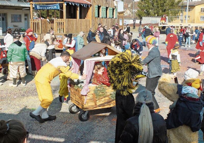 Ziehen und stossen, die Papis leisten Schwerstarbeit am Umzug.