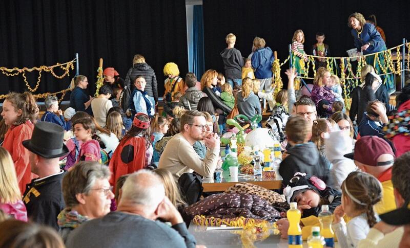 Die Halle war am Kinderball bis zum letzten Platz gefüllt.Fotos: S. van Riemsdijk