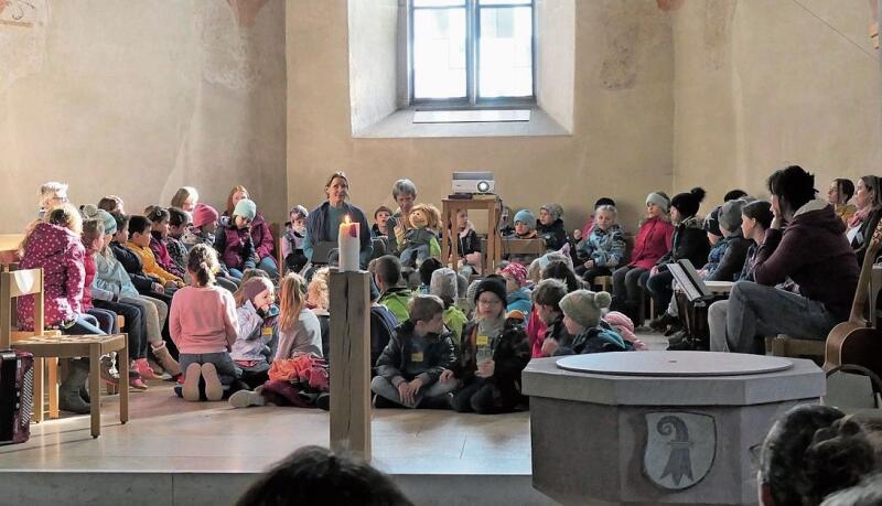 Zur Einstimmung erzählten Vera Weber und Eva Schelker (mit Puppe Paul) den 60 Kindern jeden Tag einen Teil der Ostergeschichte. Fotos: U. Handschin
