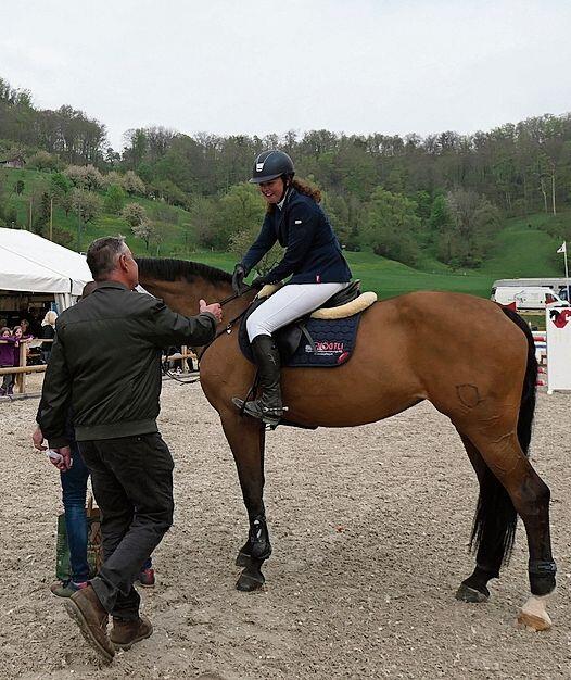 Gratulationstour für die Gewinnerin der zweiten grossen Eröffnungs-Springprüfung am Samstag: Fabienne Renée Vögtlin auf Calvira CH Reiterclub Sissach.
