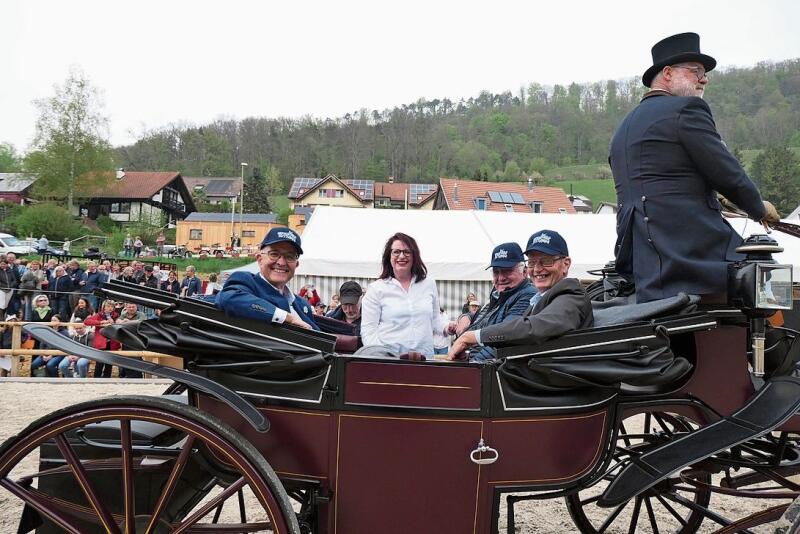 In der Kutsche wurden die die Festredner eingefahren. Regierungsrat Thomas Weber, die Tenniker Gemeindepräsidentin Sandra Bätscher, Paul Richener, Präsident Reiterclub Sissach und Hector Luder, Präsident Baukommission (v.l.).Fotos: U. Handschin