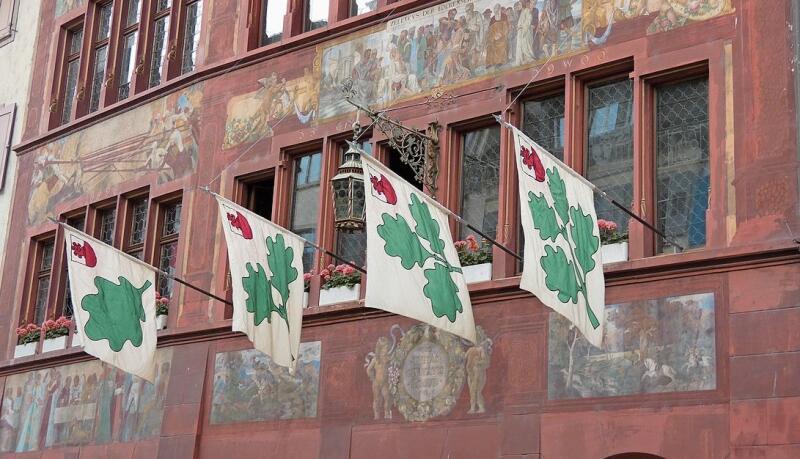 Lässt die Männerherzen höher schlagen: die vier Rottenfahnen am Rathaus.