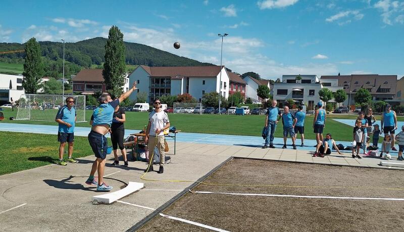 So weit wie nur möglich musste die Kugel fliegen.