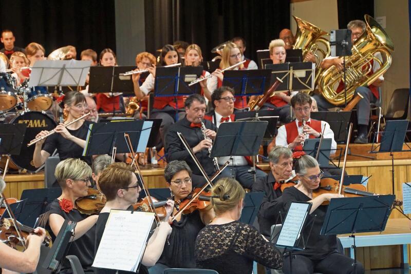 Die Klänge der beiden Orchester vermischen sich zu einem schönen Klang. Fotos: HP. Thommen
