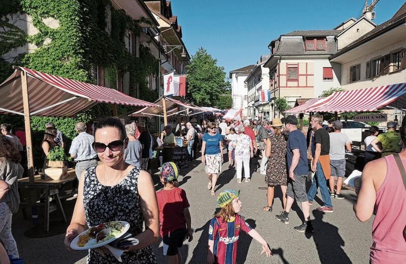 Zwischen den beiden Tischreihen standen die vielen Verpflegungsstände mit ­internationalem Angebot.
