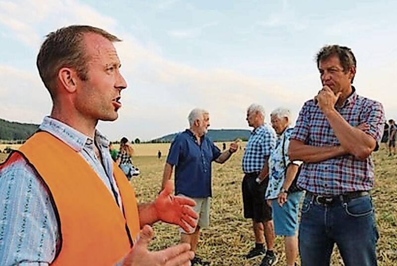 Samuel Graf erläutert, wie die Idee für das aussergewöhnlichen Traktorenfoto entstanden ist. Aufmerksamer Zuhörer ist Bauernpräsident beider Basel Marc Brodbeck.Foto: b. bentolila