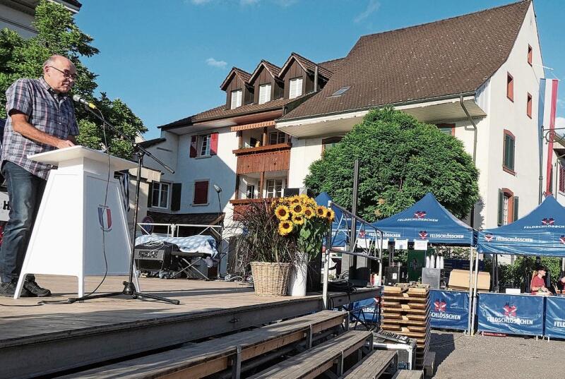 Gelterkinder Gemeindepräsident Peter Gröflin als Festredner auf dem Dorfplatz.
