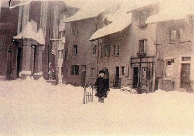 Häuserreihe am hinteren Kirchplatz im Winter 1929/1930.
