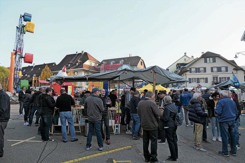 Mittags und abends stauen sich die Hungrigen an den Verpflegungsständen wie hier bei den Würsten des FCG. Man trifft und unterhält sich bei dieser Gelegenheit.