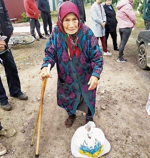 Eine ältere Frau erhält gespendete Lebensmittel. Fotos: zVg
