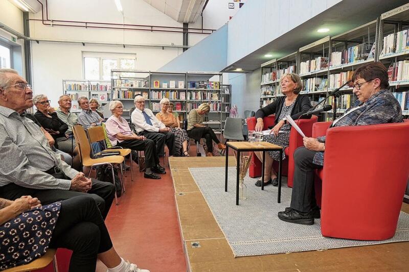 Lisa Bieri-Handschin aus Gelterkinden las aus ihrem Tagebuch des Sechs-Tage-K  riegs in Israel, den sie miterlebte. Links daneben ihre Schreiberin Barbara Paulsen Gysin.