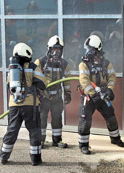 Die starke Rauchentwicklung erforderte den Einsatz mit Sauerstoffflaschen.