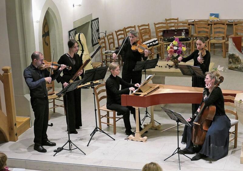 Mit rhythmischer Finesse liess das Ensemble «Musikgarten» höfische Tänze wieder aufblühen: Germàn Echeverri (Violine), Nelly Sturm (Fagott und Blockflöte), Daniela Niedhammer (Cembalo), Martina Bischof (Bratsche), Karoline Echeverri-Klemm (Violine) und Annekatrin Beller (Barockcello) (v. l.). Fotos: Pier-Giuseppe Cacciatori