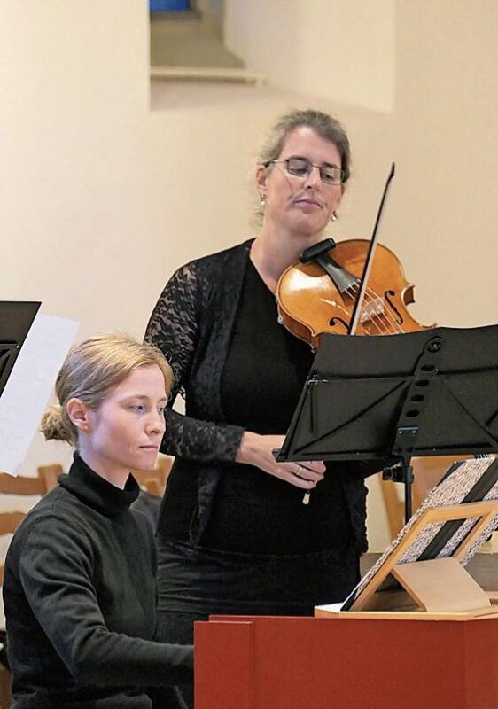 Mit hellen, festlichen Klängen gab Daniela Niedhammer am Cembalo den Takt vor, derweil die Bratschistin Martina Bischof sie begleitete.
