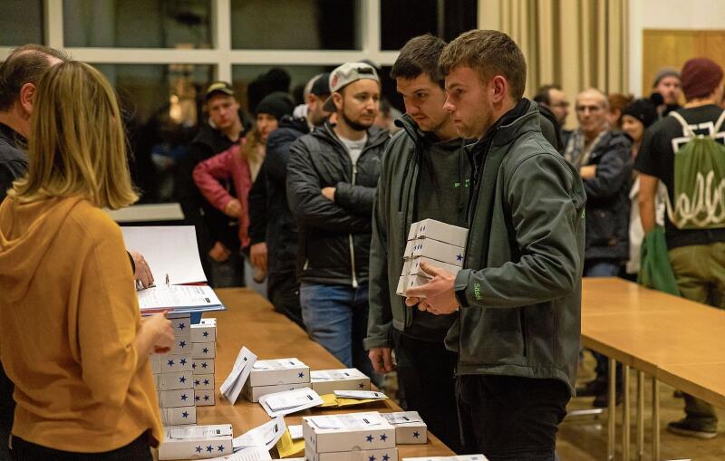 Die Cliquen standen Schlange, um die begehrten Plaketten entgegenzunehmen. Foto: M. Herrmann