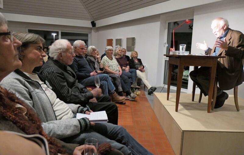 Gebannt hing das Publikum im besetzten Gemeindezentrum an den Lippen des genial vortragenden Charles Brauer. Fotos: u. handschin
