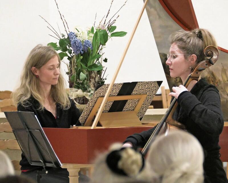 Daniela Niedhammer am Cembalo und Annekatrin Beller (Violoncello) fühlen sich der Klangwelt des Barocks verbunden.