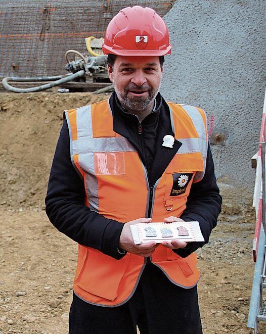 Stadtpräsident Daniel Spinnler gab einen Satz Fasnachtsplaketten in die Zeitkapsel.