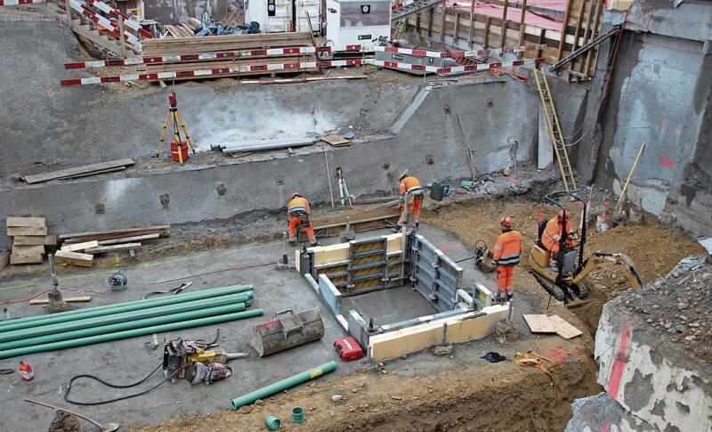 Ende Oktober soll der Rohbau des Bahnhofs fertig sein. Das Wohn- und Geschäftshaus ist bis jetzt schon bis zum 1. Stock gebaut und wird Ende Juli im Rohbau stehen.