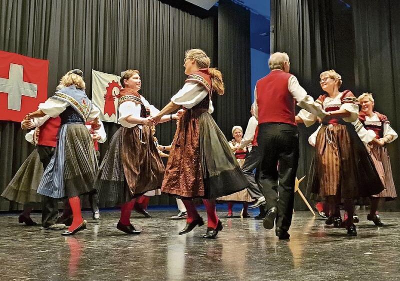 Links herum und rechts herum, Tänzerinnen und Tänzer zeigten fröhliche Tänze.
