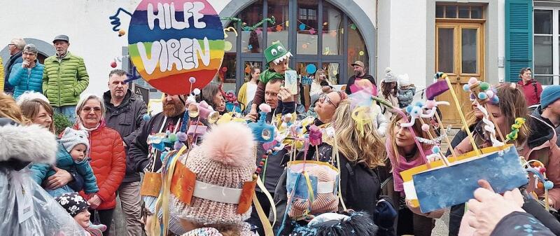 Hier, auf den Köpfen der Kinder, fühlen sich die gebastelten Schulviren pudelwohl.