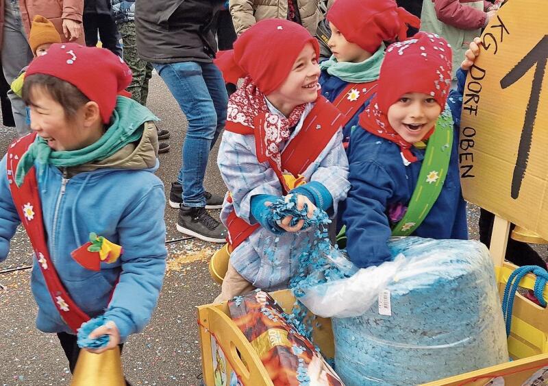 Die fröhlichen Schellenursli, vom Kindergarten Dorf oben, mit ihren selbst gebastelten Glocken, Blüemli und Kappen. Fotos: u. roth