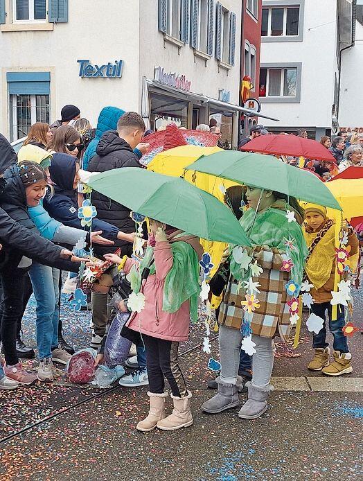 Die Klasse vom Schulhaus Bützenen mit dem Sujet «Vier Jahreszeiten» verteilt begehrte Süssigkeiten.