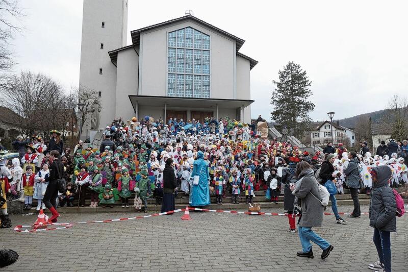 Der Begegnungsplatz und die Treppe der katholischen Kirche Gelterkinden sind wie gemacht für das Schlussbouquet des Schulfasnachtumzugs. Fotos: u. handschin