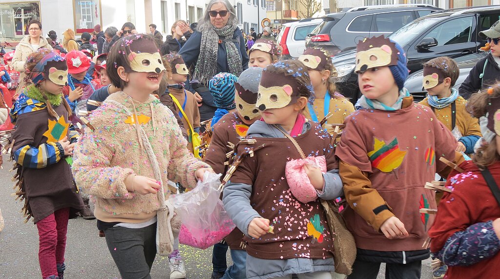 Mit Freude verwandeln die Kinder die Strassen und die Zuschauer in ein farbiges Konfettimeer. Fotos: S. van Riemsdijk
