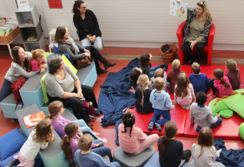 Gespannt lauschen die Kinder. Fotos: zVg
