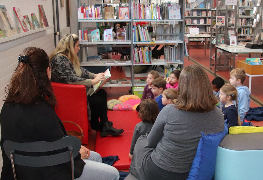 Cindy Thommen erzählt den aufmerksamen Kindern das Buch «Flunkerfreunde.