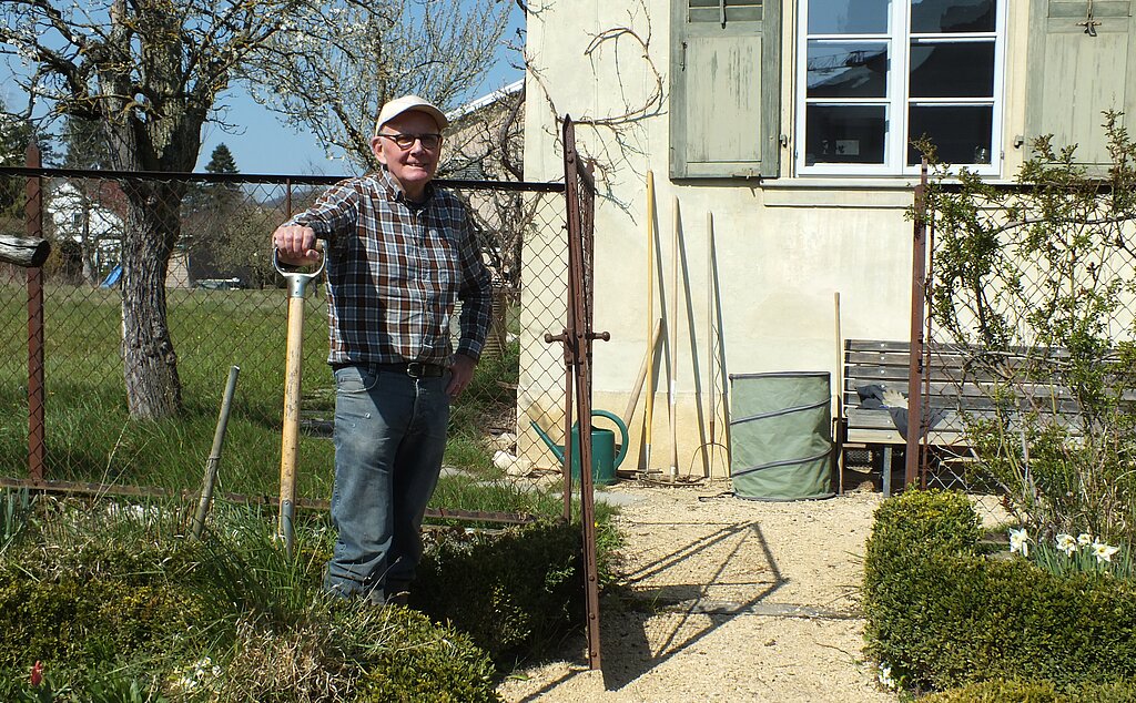 Er wohnt im Jundt-Huus, der Präsident der OSG, Urs Kühnis, und steht im denkmalgeschützten Bauerngarten, dank «Zoomer» ist der nötige Abstand gewährleistet.
