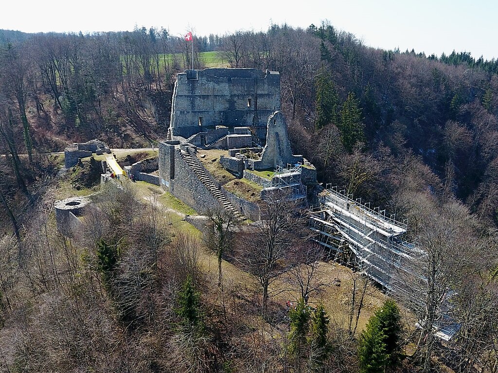 Die Burgruine Farnsburg von Nordosten. Im Vordergrund die eingerüsteten Mauern der Sanierungsetappe 2020. Foto: Stefan Krause, Framegate GmbH