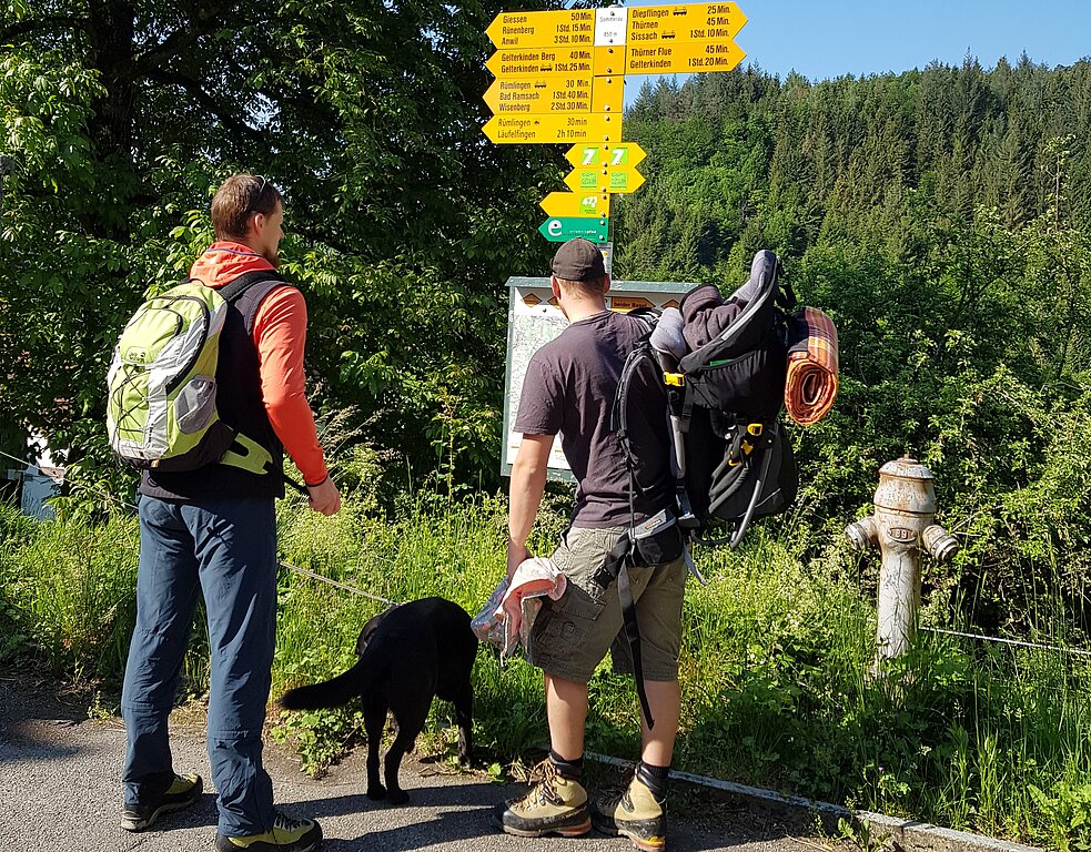 Wanderwegweiser beim Bahnhof Sommerau, der Chirsiweg 471 ist auf der ganzen Strecke sehr gut ausgeschildert.
