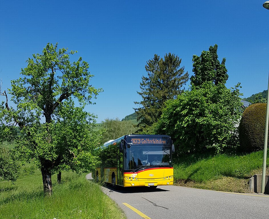 Das Postauto bringt die Wanderer von Oltingen zum Bahnhof Gelterkinden.